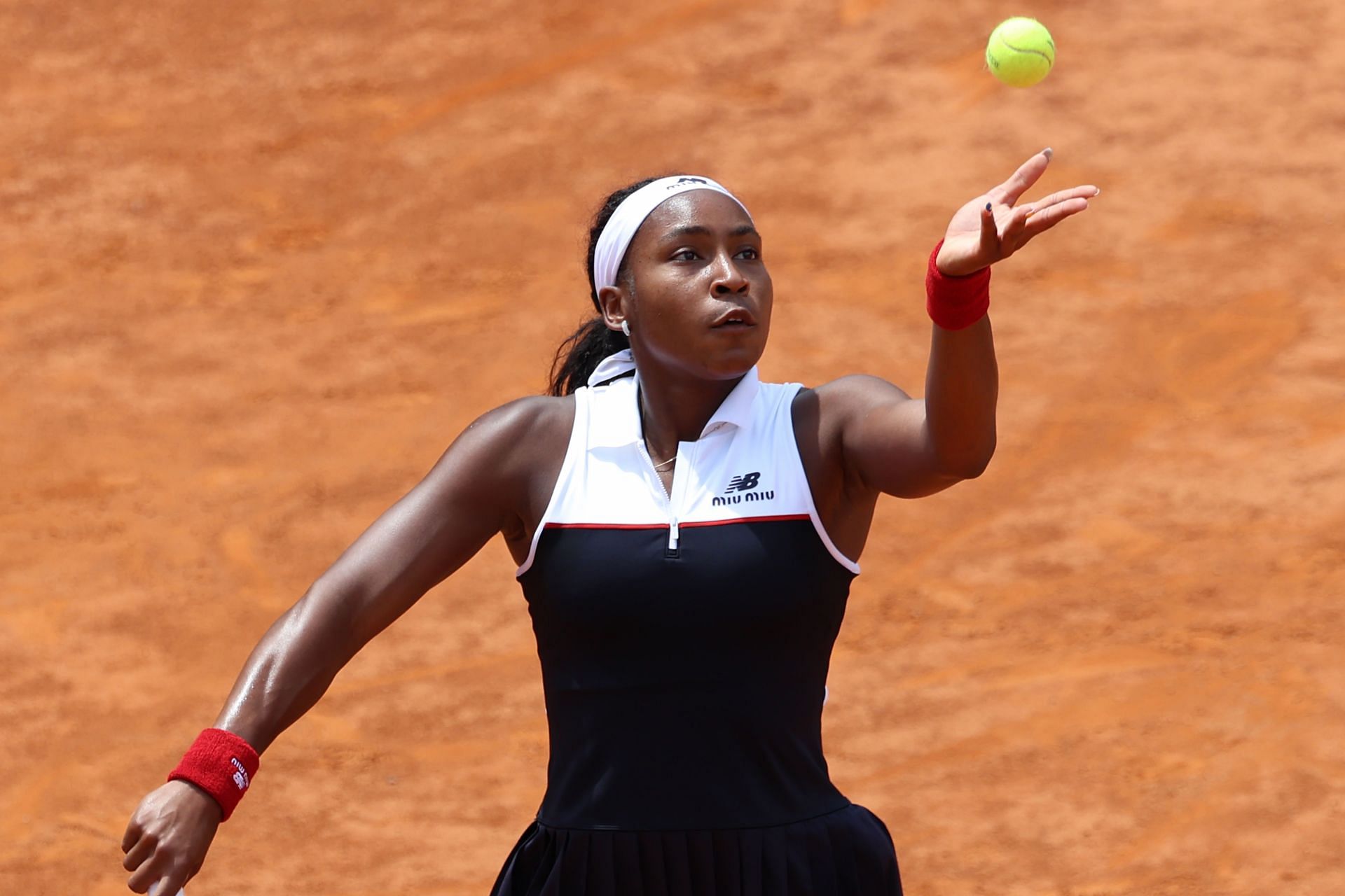 Coco Gauff prepares to serve at Italian Open 2025 | Image Source: Getty